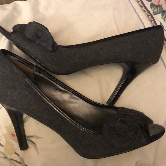 Dress shoes in a felted grey material with ruffled accent - Picture 3 of 5